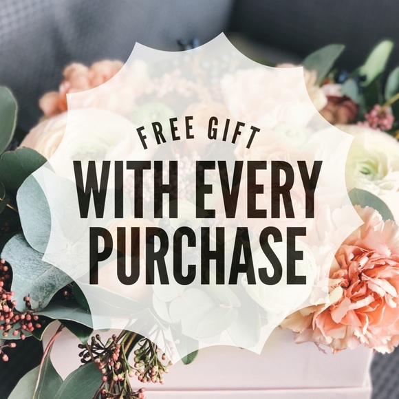 SELENE • Moon and Star Pendant Necklace - Picture 6 of 6